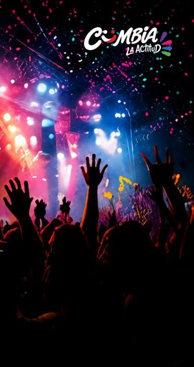 Multitud cumbiando en concierto